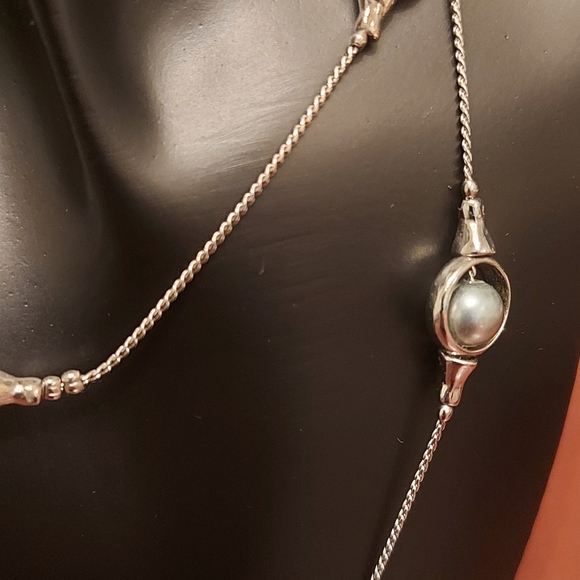 Silver tone and faux pearl long necklace - Picture 4 of 11
